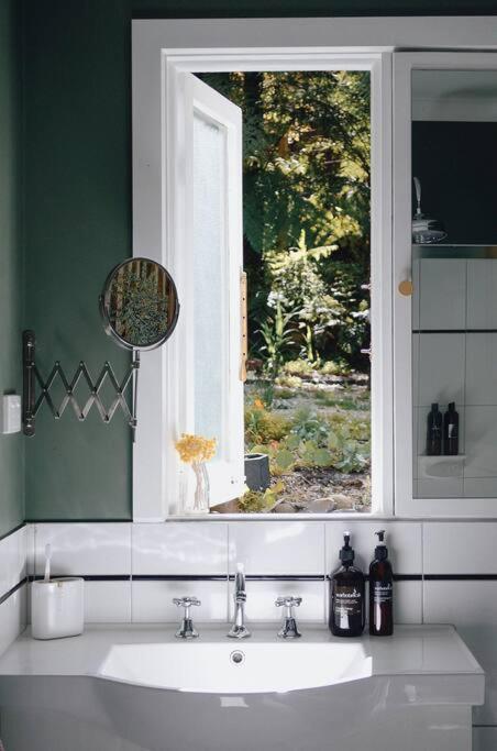 Harrys House Warburton - Peaceful Riverside Cottage In The Perfect Location 外观 照片