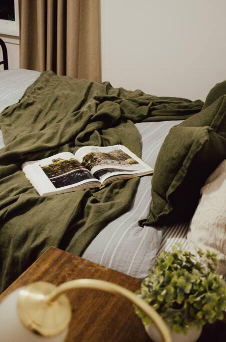 Harrys House Warburton - Peaceful Riverside Cottage In The Perfect Location 外观 照片